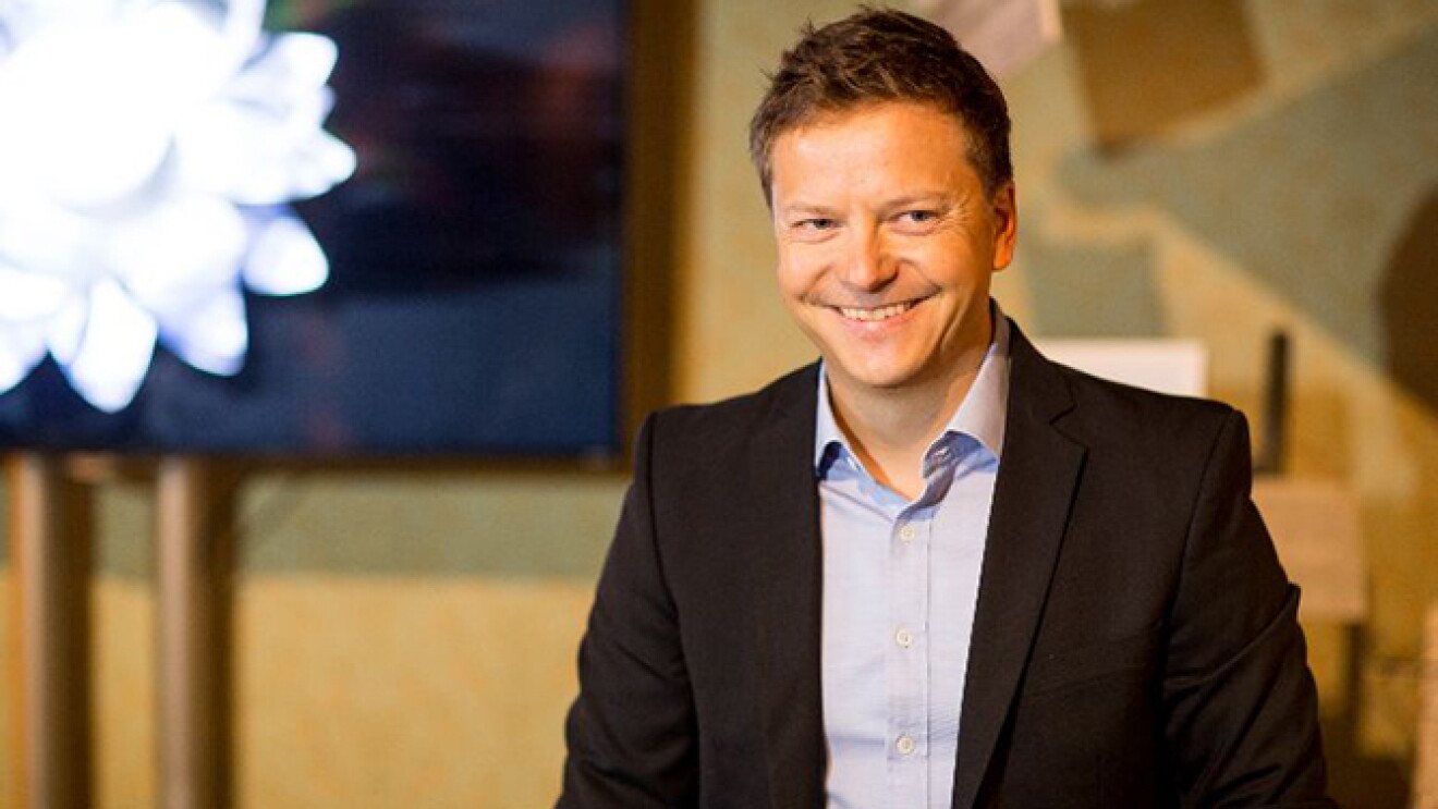 Markus Schöberl, Director Seller Services bei Amazon, lächelt und schaut seitlich auf jemanden neben der Kamera.