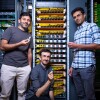 de izquierda a derecha: Ratul Mahajan, Amazon Scholar y experto en redes de centros de datos y profesor en la Universidad de Washington; Giacomo Bernardi, científico de AWS y Seshadhri Comandur, Amazon Scholar y profesor en la Universidad de California en Santa Cruz.