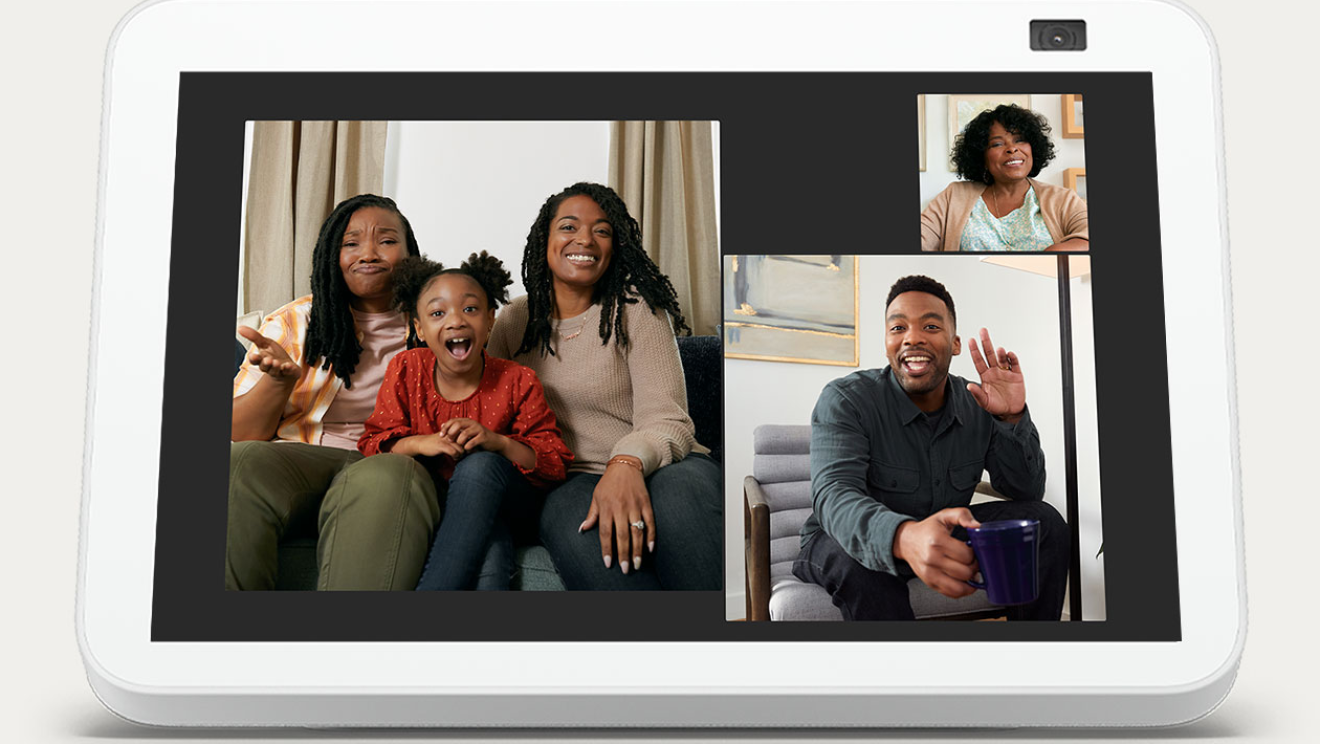 Imagem de vídeo ligação de uma família. A tela está dividida em três: em uma delas há duas mulheres e uma criança, em outra uma idosa e na última, um homem