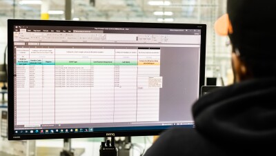 一个人阅读与供应商登记形式出现在电脑屏幕上。