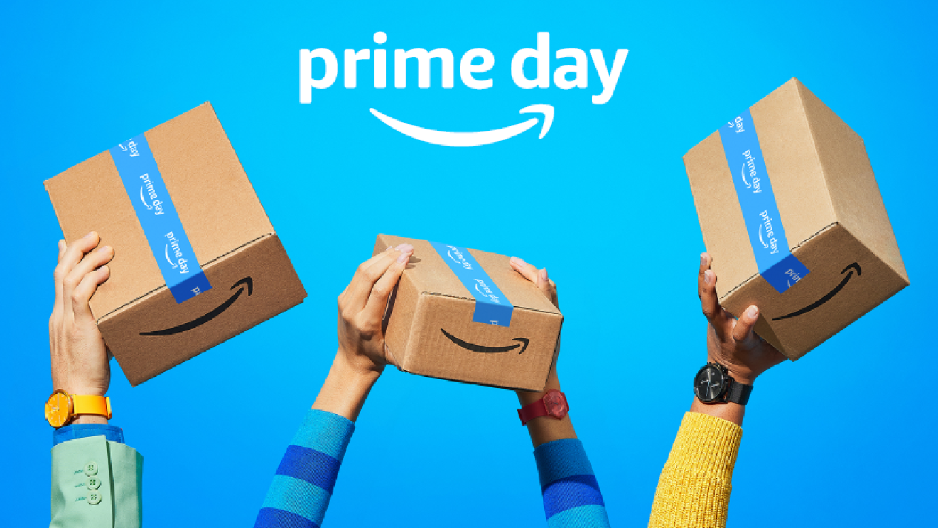 4 braccia reggono in alto dei pacchi Amazon con il nasto brandizzato Prime Day. In alto, il logo Prime Day in bianco su sfondo celeste