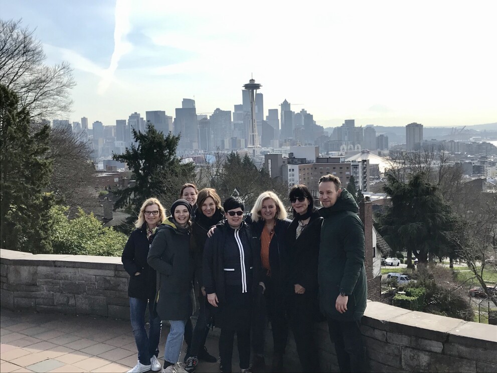 Gruppenfoto der Teilnehmer mit dem Panorama von Seattle im Hintergrund (inklusive Space Needle)