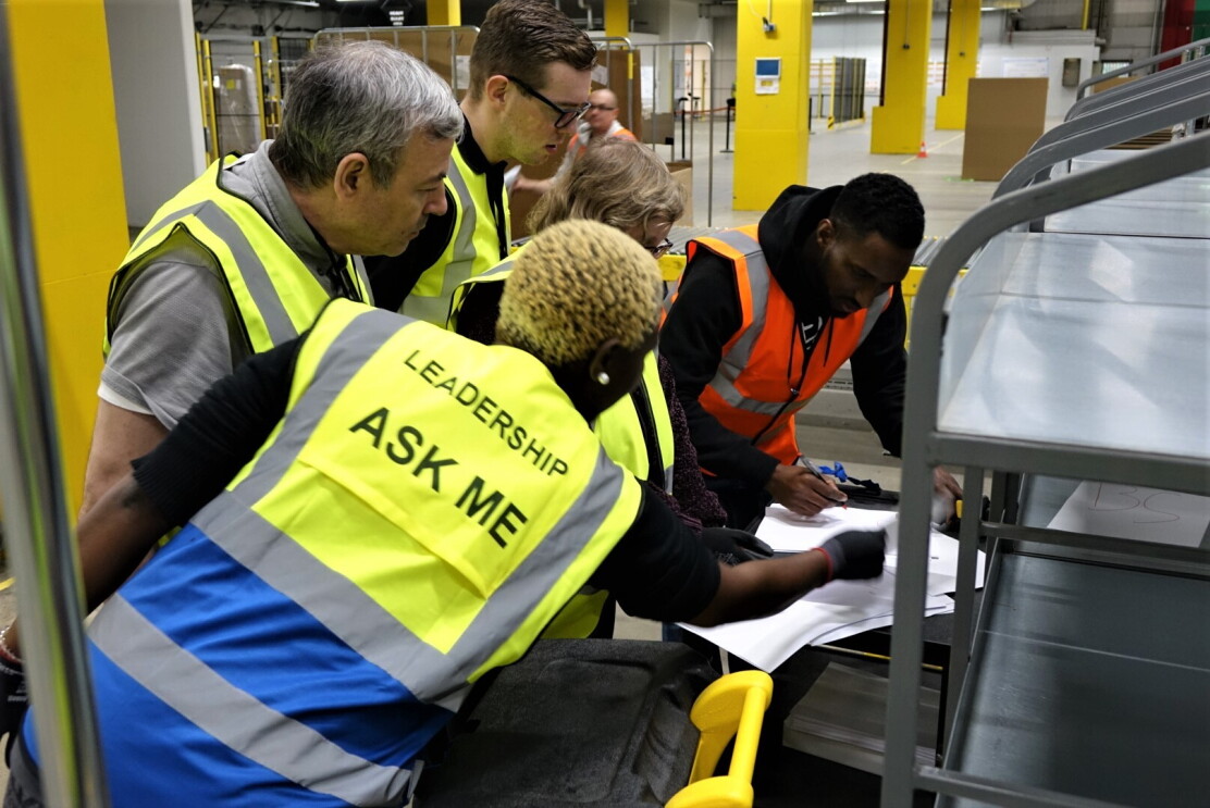 Mitarbeiter von Amazon zeigen den Besuchern die Abläufe.