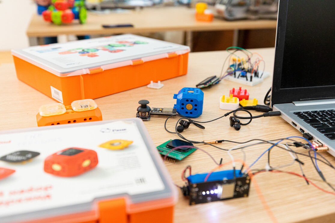 Kinder lernen mit Robo Wunderkind, wie man programmiert