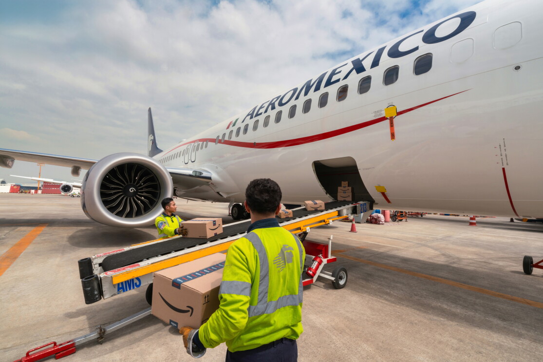 Avión de Aeroméxico cargando cajas de Amazon.