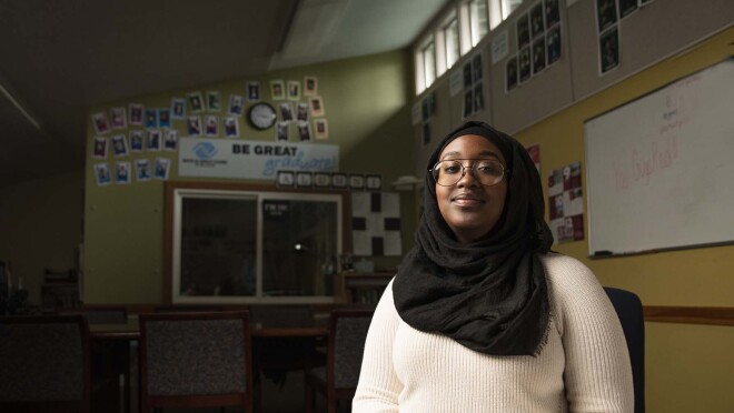 高中生在使用新的Alexa技能“保持冷静”时练习正念冥想