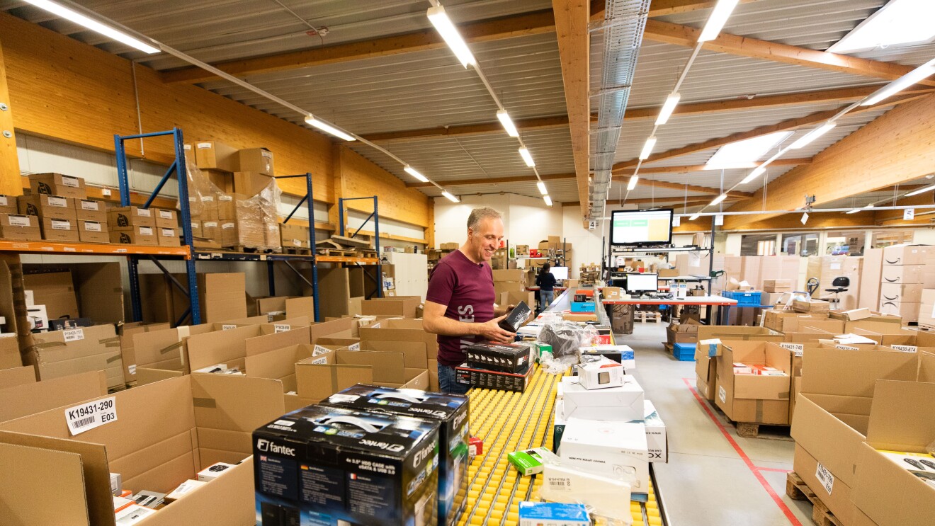Ralf Hastedt und sein Team kĂĽmmern sich bei der Avides Media AG um Waren, die von Amazon Kunden zurĂĽckgeschickt werden.