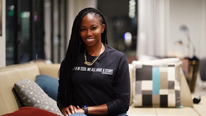 安吉丽娜·霍华德在家中微笑着拍照。