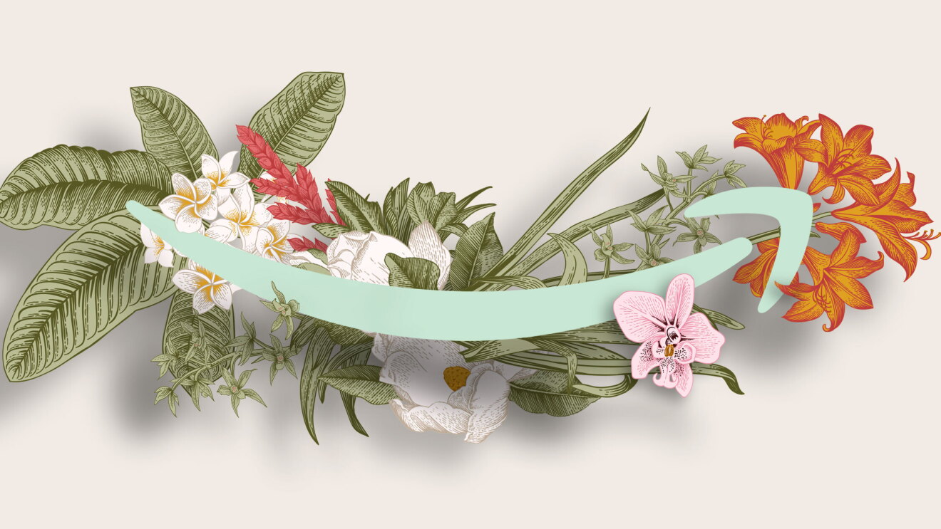 Der Pfeil des Amazon-Logos, genannt Smile. ist umramt von verschiedenen Blumen.