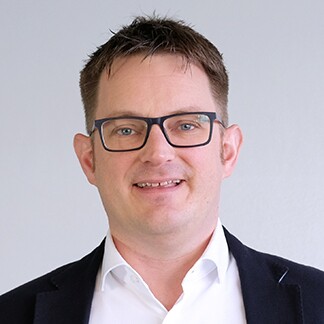 Porträtfoto von Thorsten Behrens vom Österreichischen E-Commerce-Gütezeichen mit hellem Hintergrund.