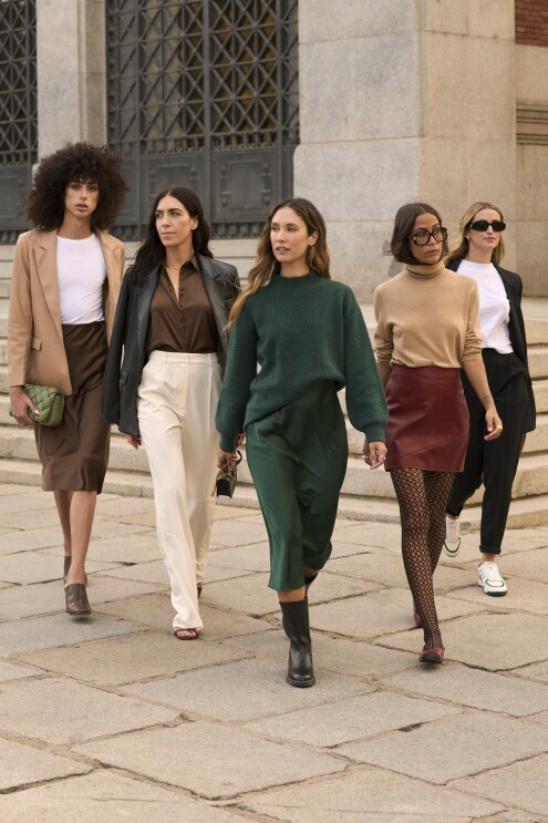 5 models are walking on the street 