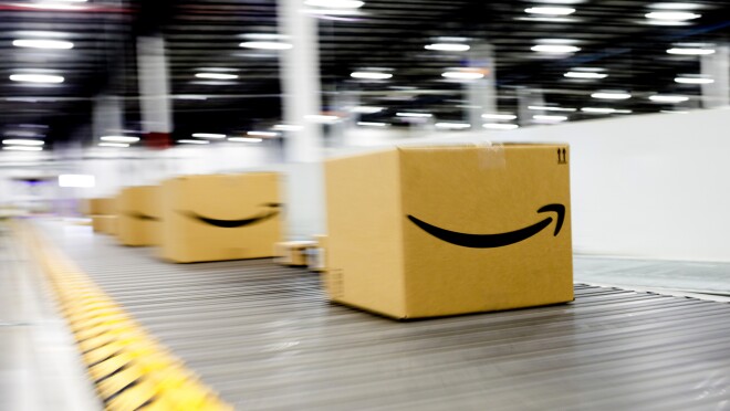 亚马逊微笑盒在亚马逊物流中心或仓库内沿着传送带移动。