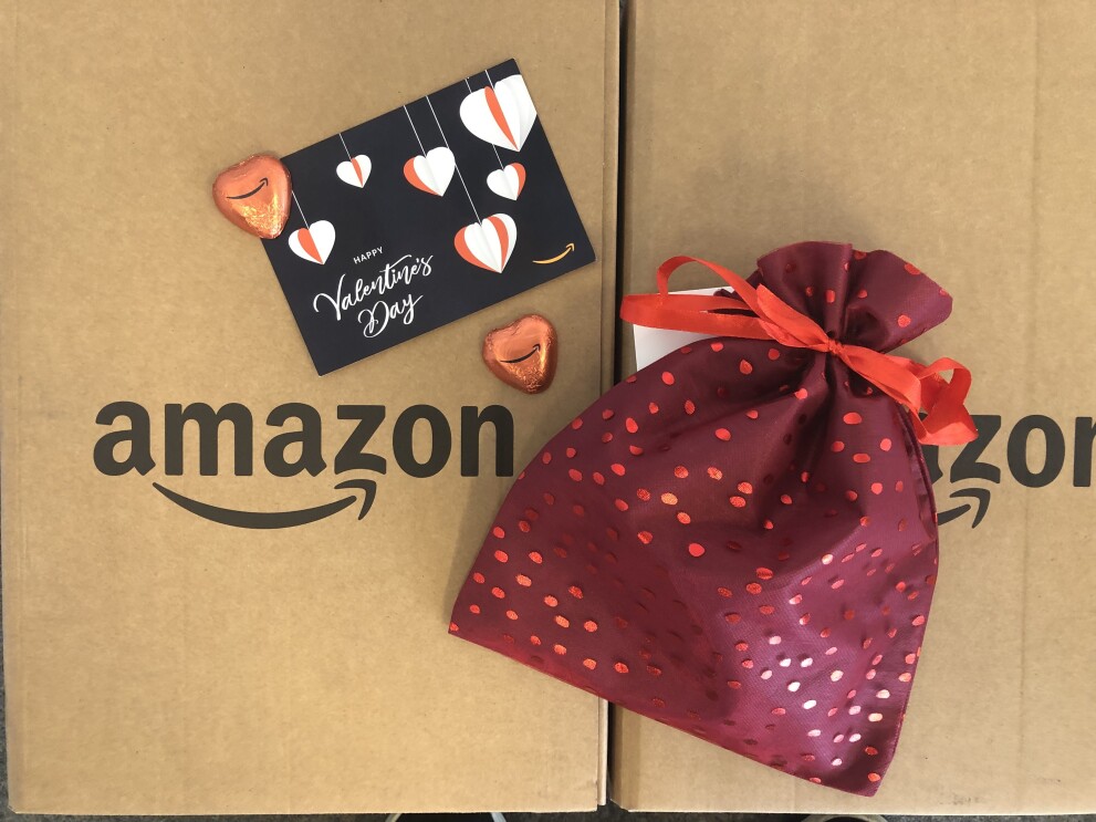 Im Amazon Logistikzentrum packen Besucher Valentinstagspäckchen für ihren Schatz