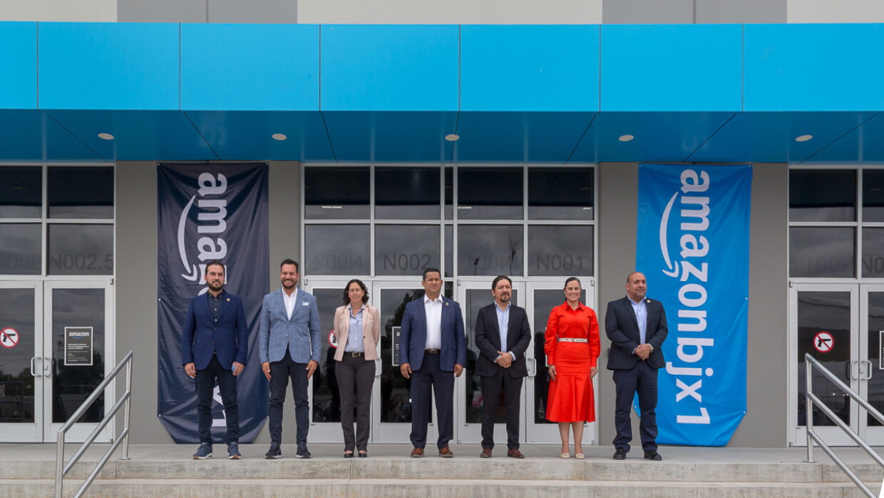 Siete personas en frente del nuevo centro de envío Parque Industrial León Bajío.
