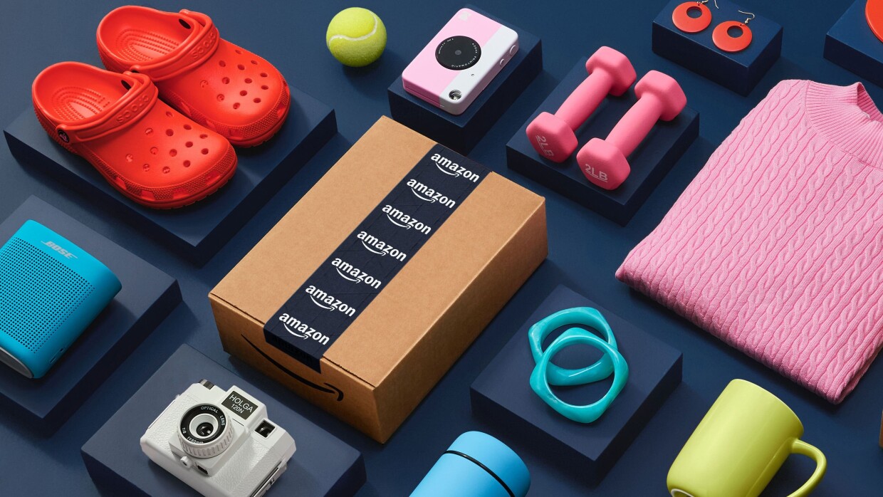 Composición de productos disponibles en Amazon y dos cajas de Amazon.