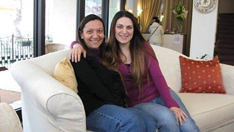 Angela Contini e Patrizia Zinni siedono su un divano bianco nella loro caso. Sono le autrici che si celano dietro l'alias di Katherine Keller, nota ai lettori come l'autrice di The Shadows Saga, una trilogia di romanzi fantasy di grande successo disponibile sul Kindle Store di Amazon.it.