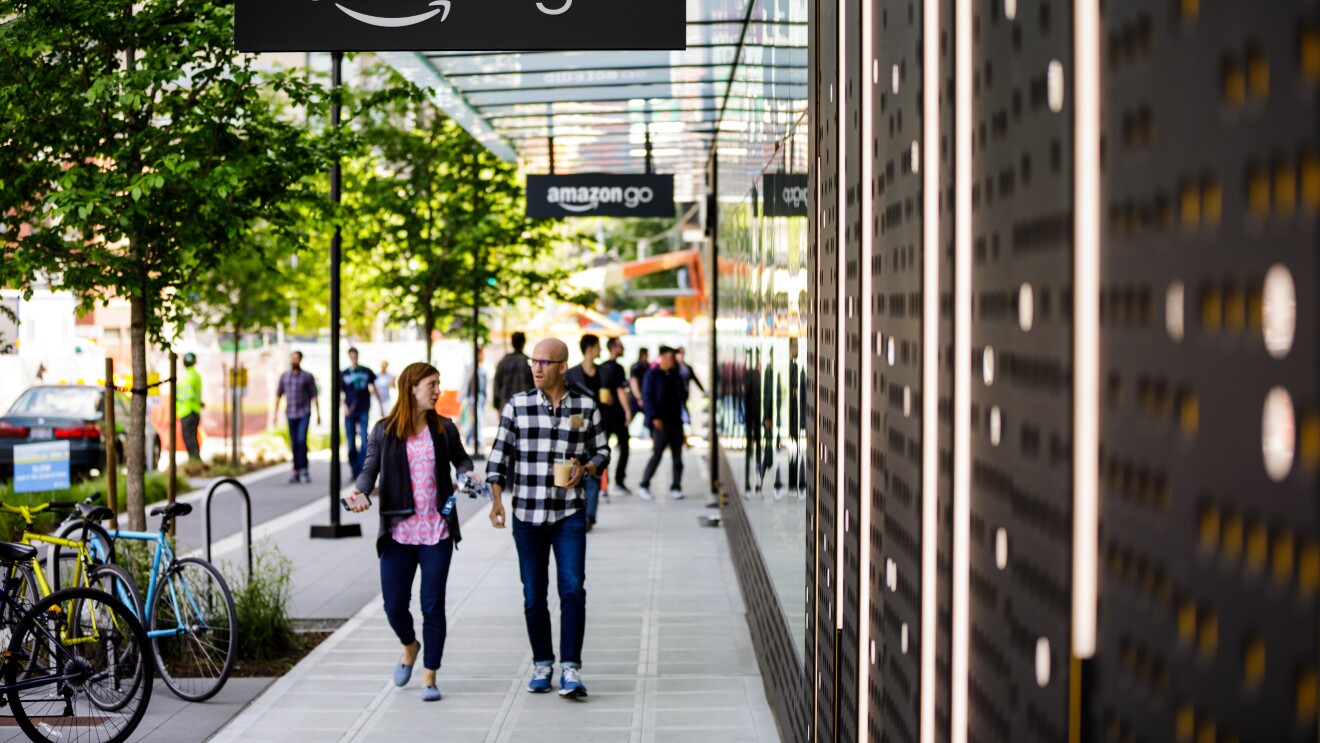 Kobieta i mężczyzna spacerujący po ulicy