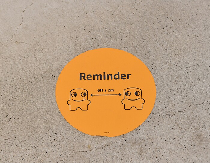 ソーシャルディスタンスに必要な2メートルを表すシール