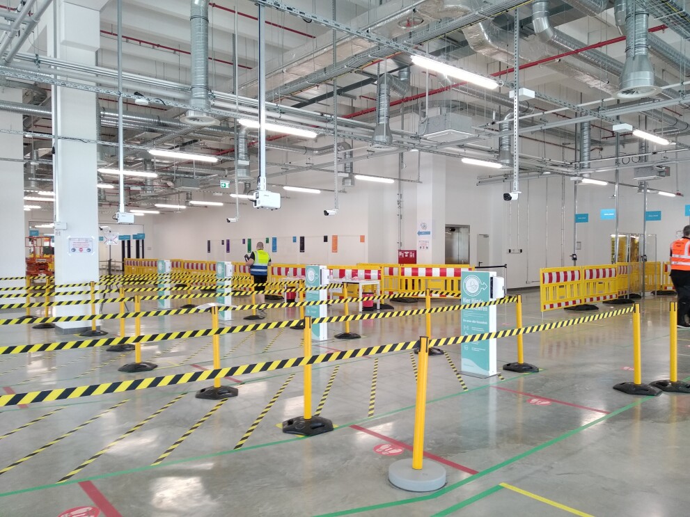 Sicherheitsabsperrrungen im inneren des Logistikzentrum