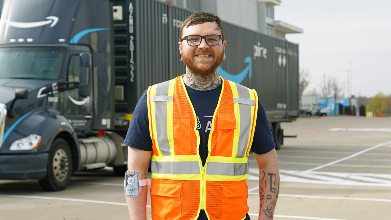 亚马逊运营员工亚当的照片。