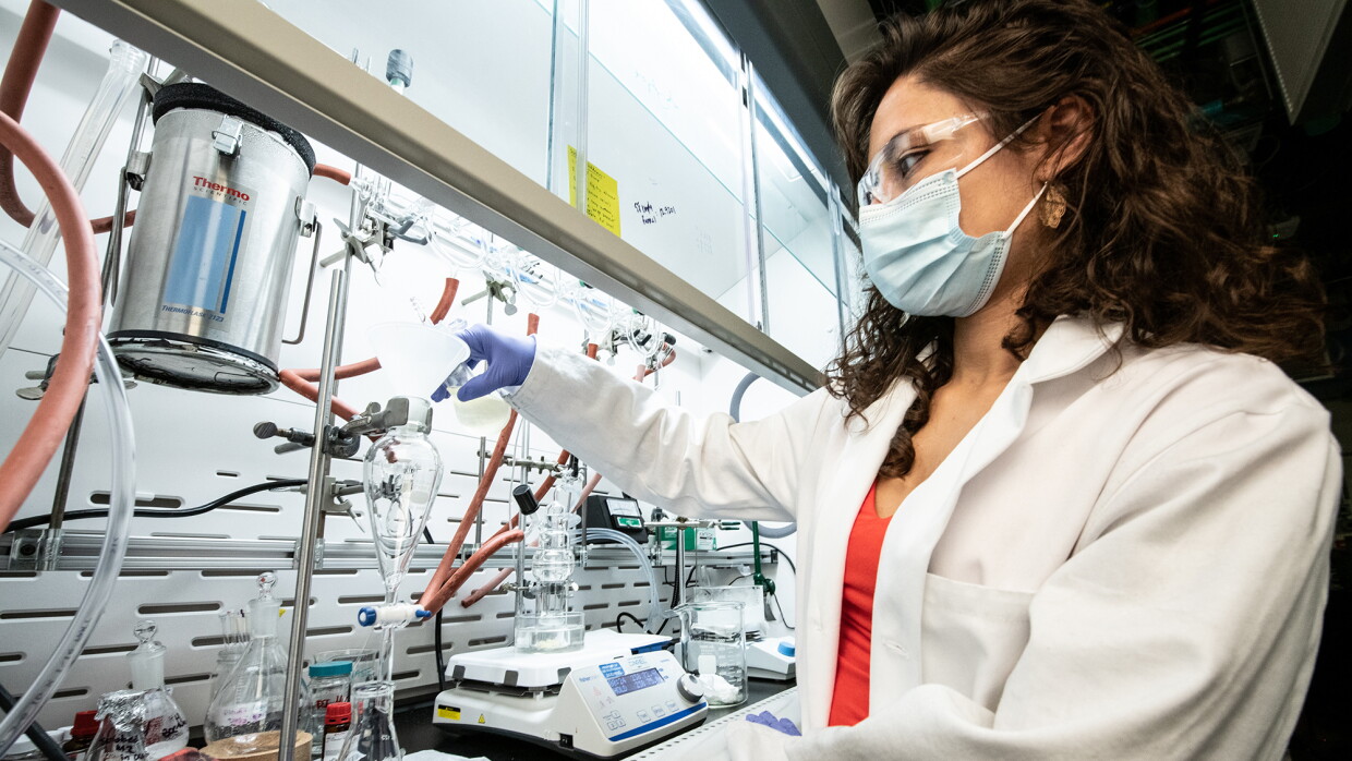 Una ricercatrice in un laboratorio di analisi