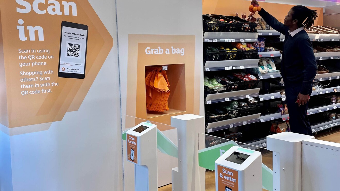 一名男子使用亚马逊的Just Walk Out技术进入位于霍尔本马戏团的新塞恩斯伯里店购物。