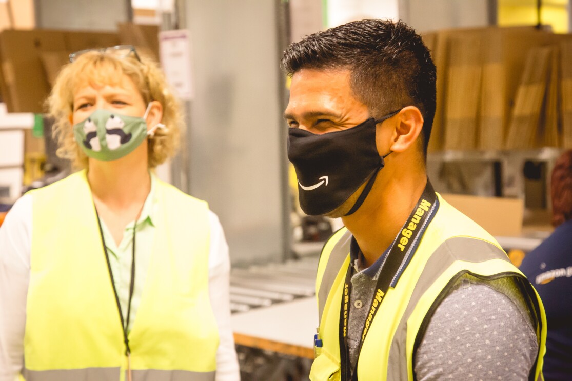 Ein Frau und ein Mann in Sicherheitswesten