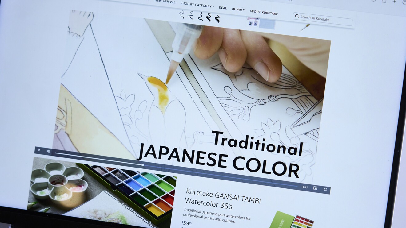 水彩絵具の使い方を紹介する動画が表示されている商品ページ画面