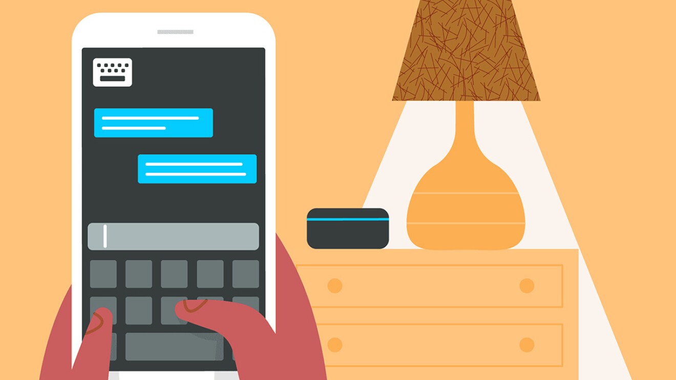 两只手拿着电话的插图图片。手机通过短信显示对话。背景中有一个亚马逊Echo设备,放在抽屉柜上,旁边有一盏灯。