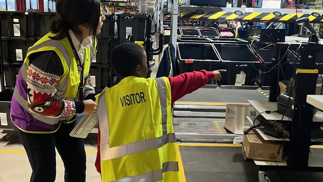 Amazon invite les enfants de ses collaborateurs à découvrir les coulisses des préparatifs de Noël en Augny
