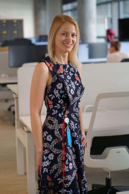 Foto einer Amazon Mitarbeiterin im Sommerkleid