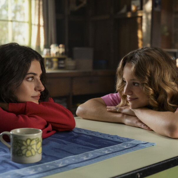 Deux filles qui se regardent fixement
