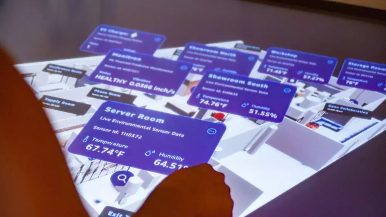 画面に表示されているオフィス空間の立体的な平面図。各部屋の温度と湿度がポップアップして表示されている