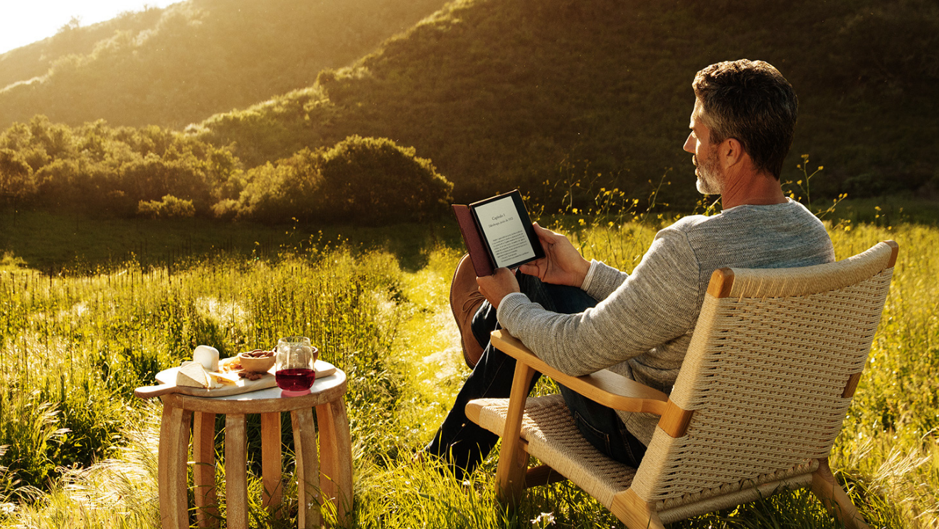 Hombre leyendo un Kindle.