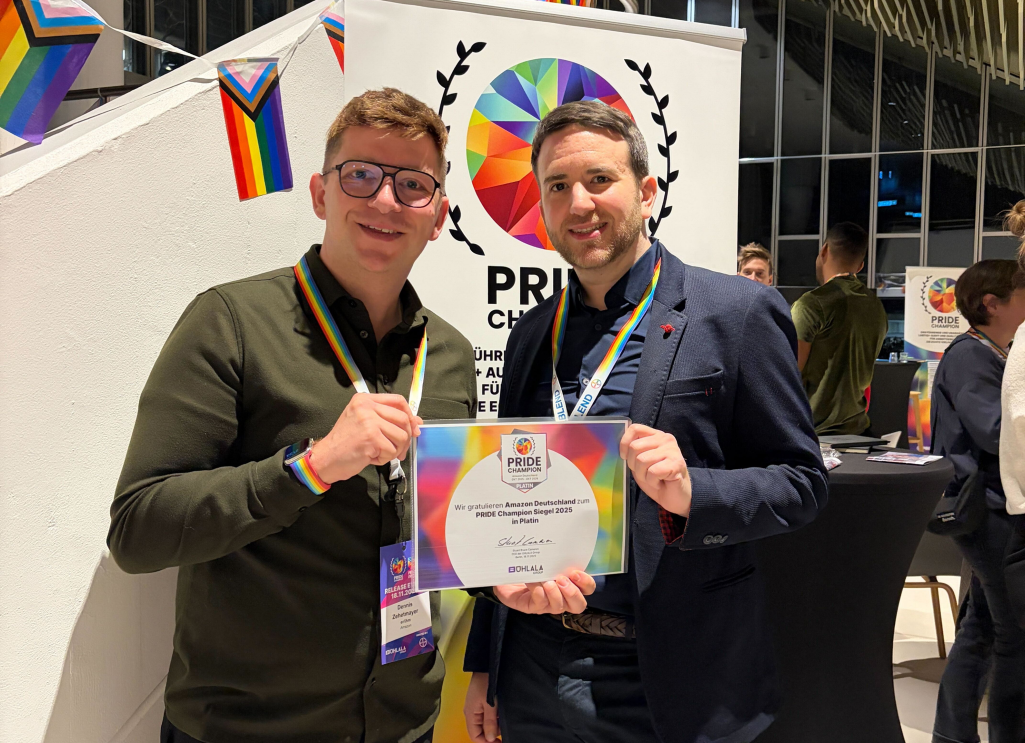 Amazon Mitarbeitende mit der Auszeichnung als PRIDE Champion 2026