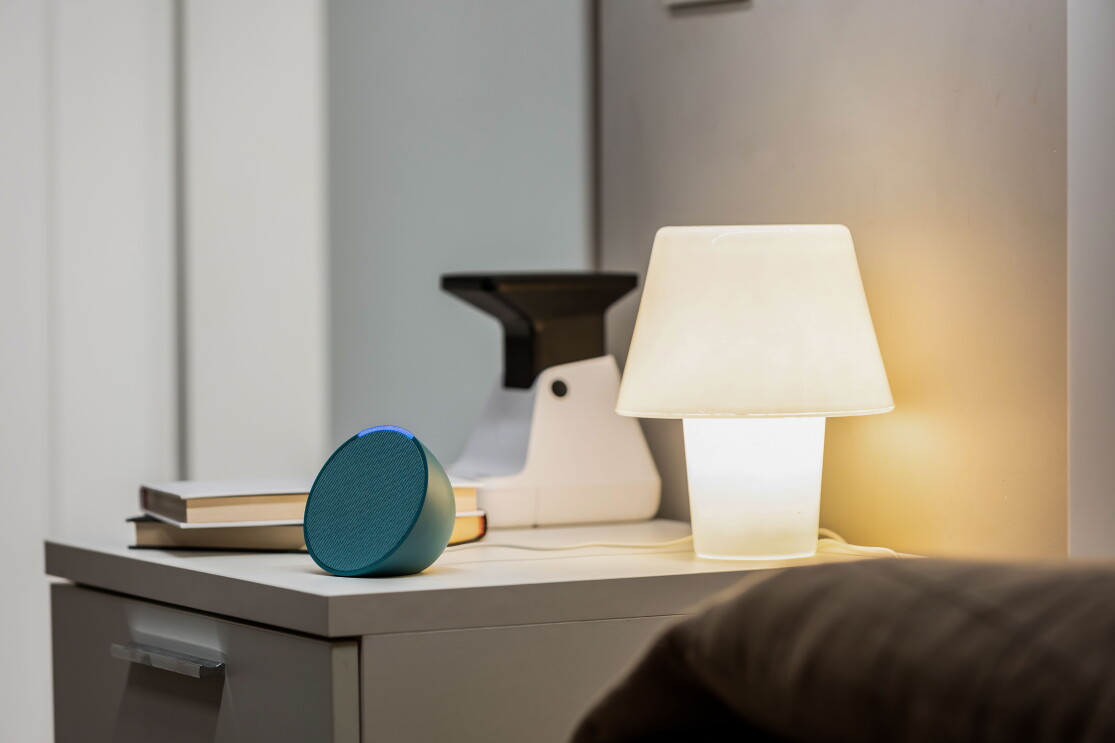 Dispositivo Echo Pop su un comodino