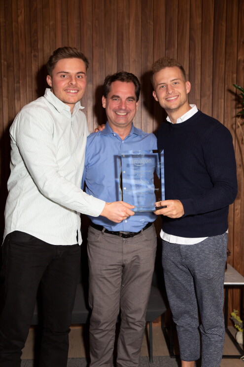 Felix Bauer und Johannes Kliesch von SNOCKS bekommen ihren Award überreicht und strahlen in die Kamera