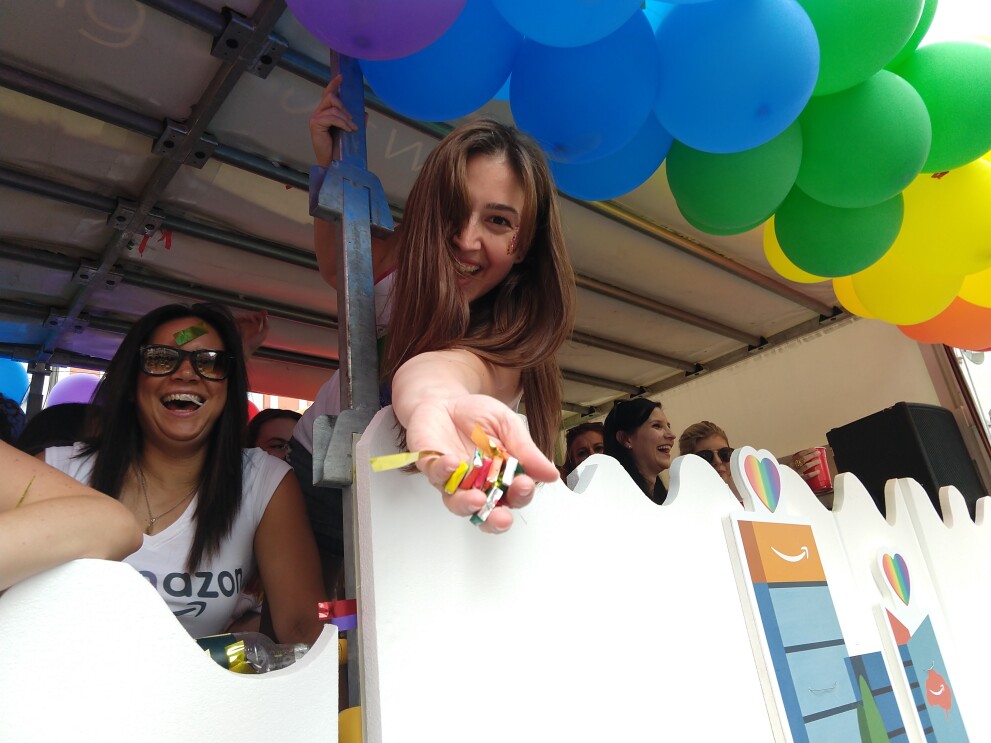 Amazon Mitarbeiter auf dem Glamazon-Wagen auf dem Christopher Street Day in München.