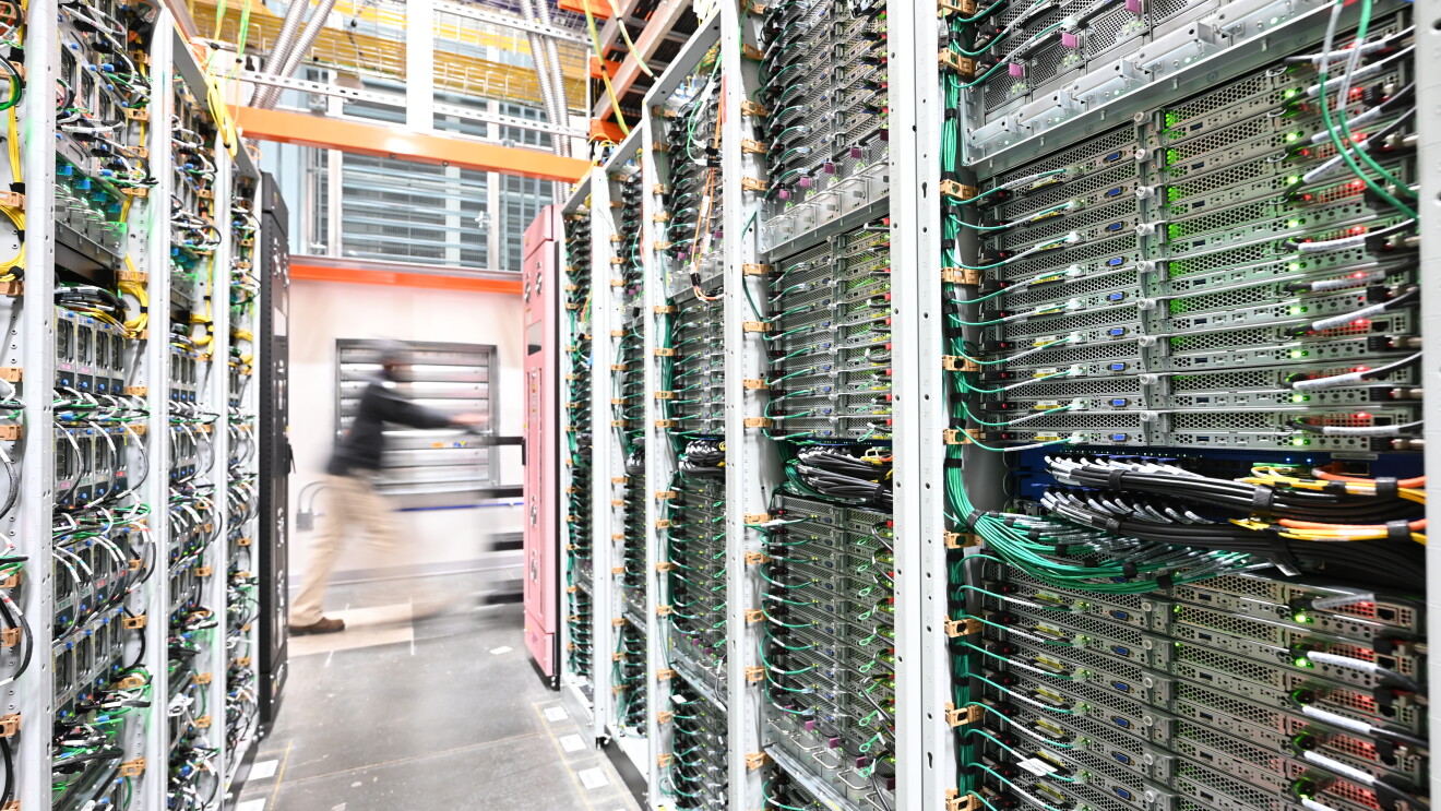 AWS_Data_Center_Interior_2.JPG 
