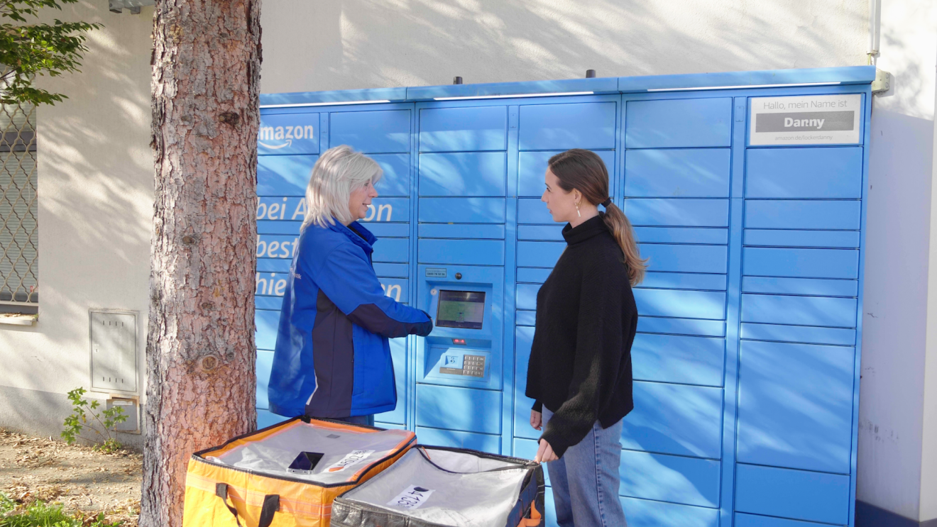 Julia und Claudia bei Amazon Locker Stationen