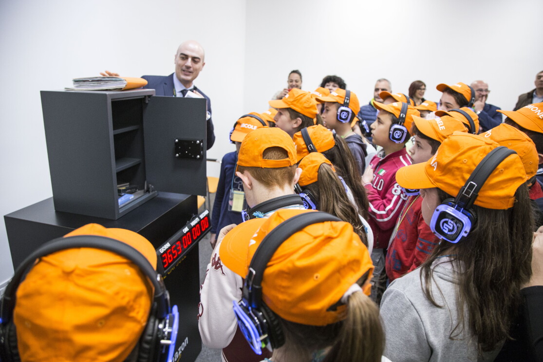 Cerimonia della capsula del tempo nel centro di distribuzione Amazon di Torrazza