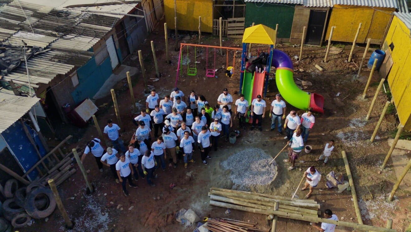 Voluntários da AWS constroem parque infantil em comunidade de SP