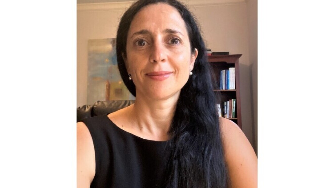 Dr. Ana Pinheiro Privette, Global Lead der ASDI. Sie hat lange schwarze Haare, große dunkle Augen, trägt ein schwarzes Top und lächelt in die Kamera.