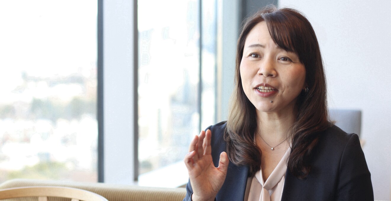 てぶりをつけて説明する女性。節約アドバイザーの和田由貴さん