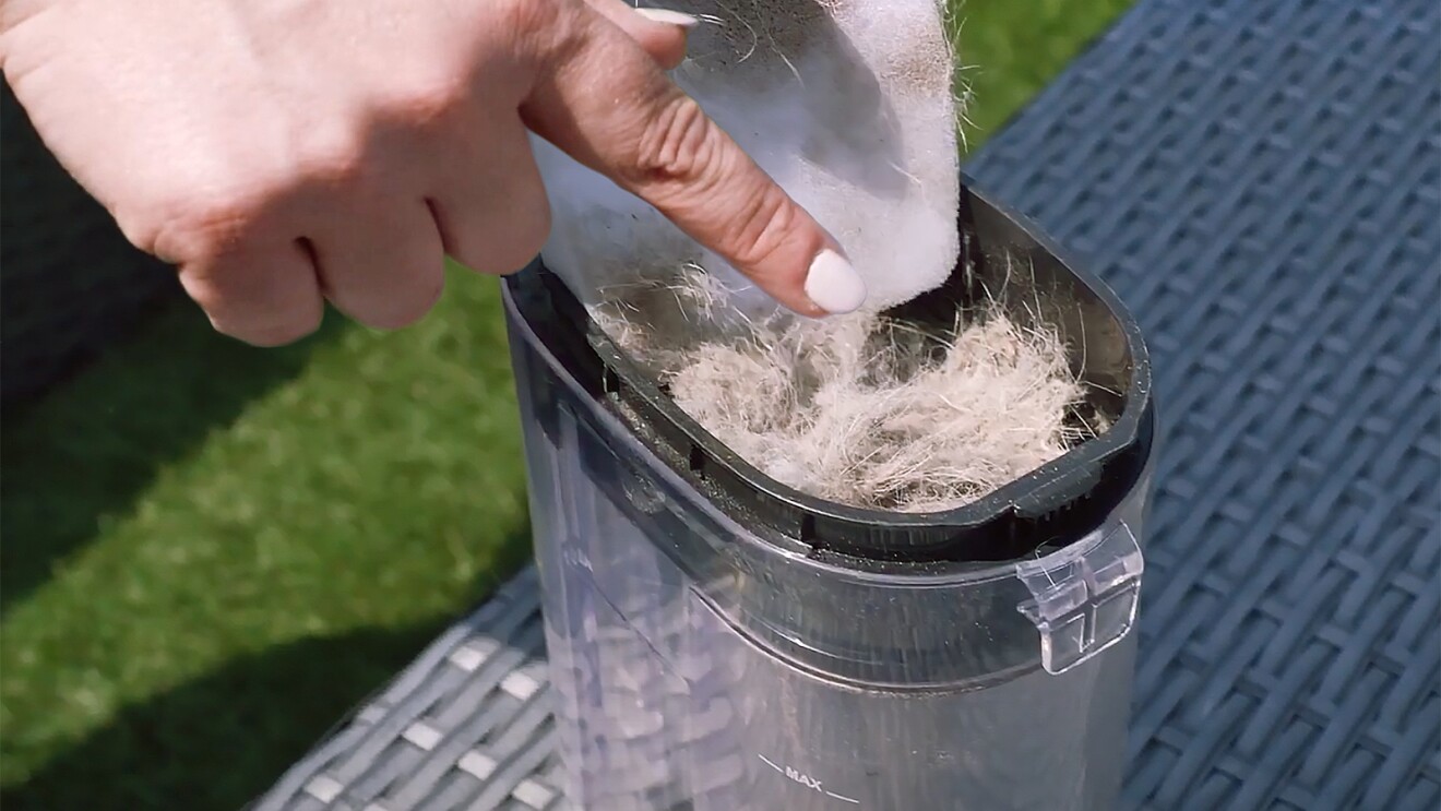 Cleaning a vacuum filter