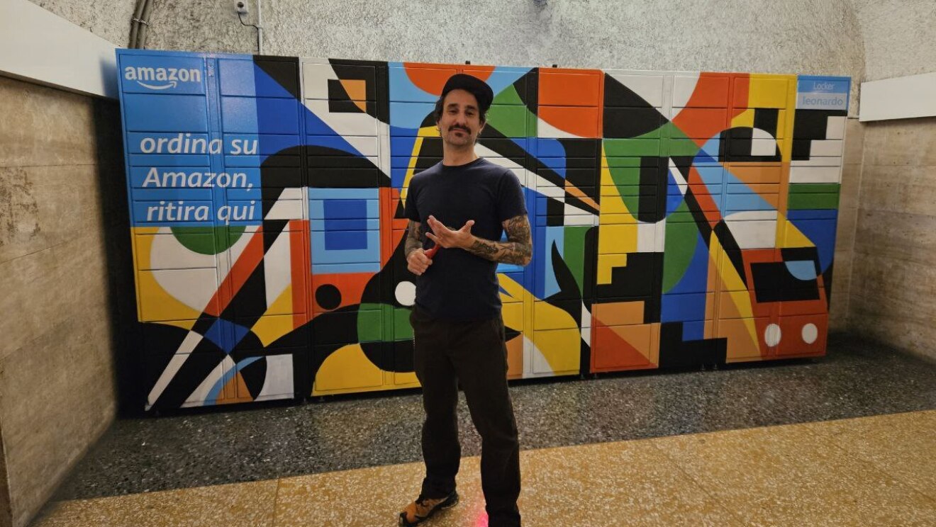 A colorful Amazon Locker has been installed inside the Rome tube station "Termini". The live painting has been performed by Luca Font, an Italian renowned street artist.