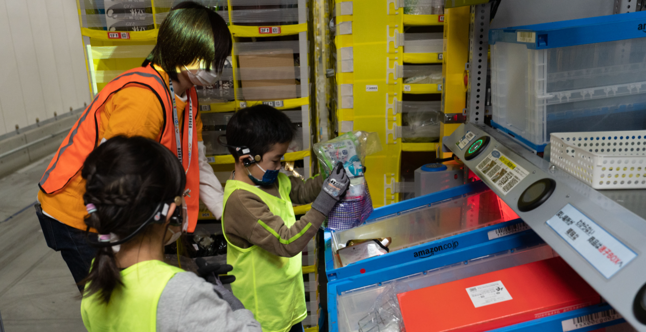 商品をプラスティックのケースに入れる作業をしている男の子