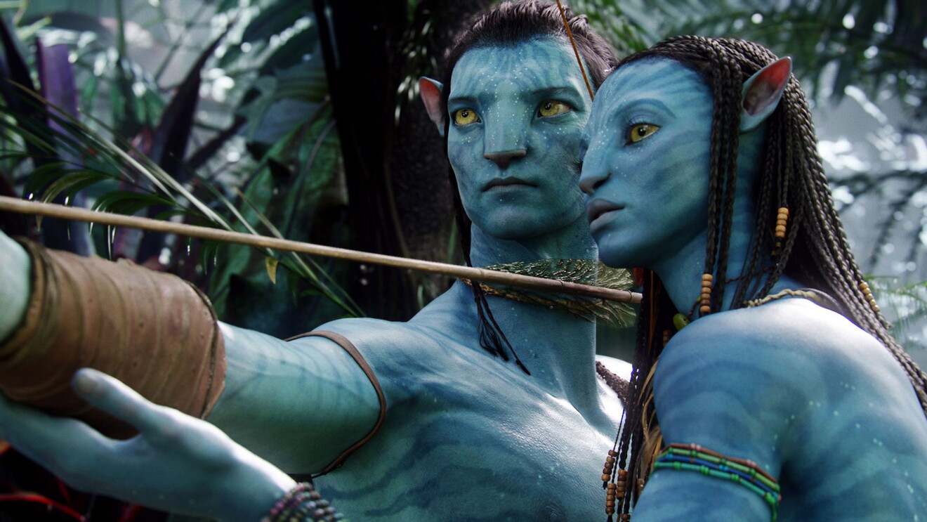  Two Na'vi characters from Avatar aiming a bow and arrow in a lush forest