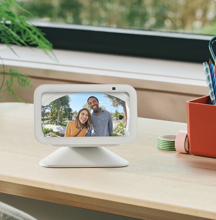 Dispositivo Echo Show sobre una mesa de trabajo.