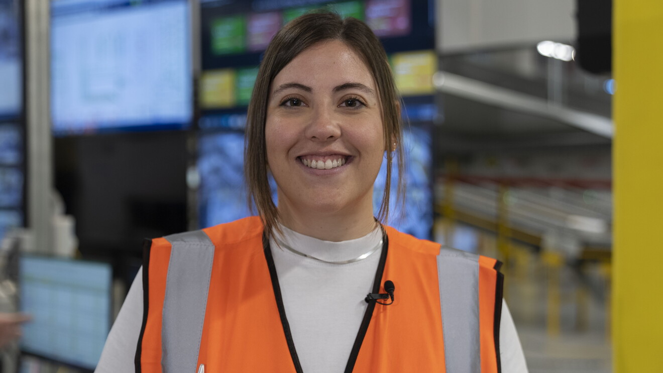 Primer plano de Laura García en un centro logístico de Amazon. 